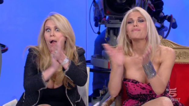 Uomini e Donne: torna Claudia Montanarini ed è rissa (old style) con Paola del pubblico: “Brava, brava!”