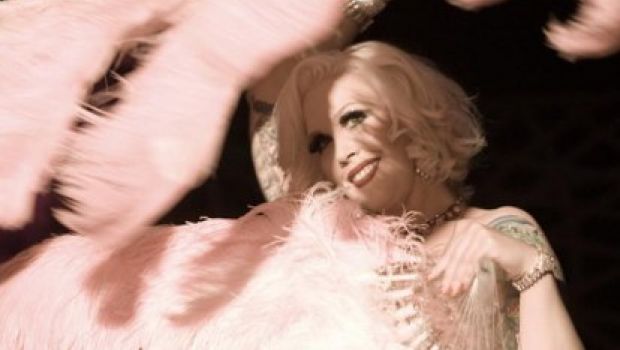 Tournée – locandina e trailer italiano del film Burlesque di Mathieu Amalric