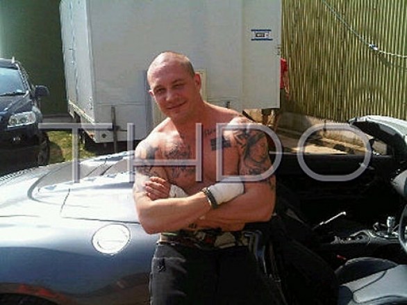 The Dark Knight Rises: Tom Hardy mostra i muscoli sul set