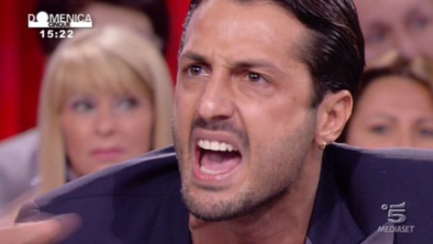 Domenica Cinque – Fabrizio Corona minaccia Simona Ventura: “Va punita”