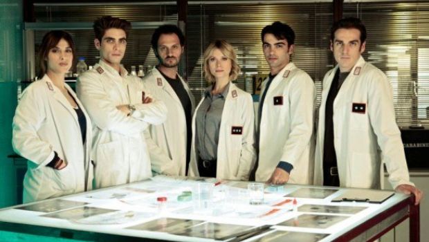 Ascolti Tv Martedì 5 aprile 2011: Ris Roma 2 prevale con 4,4 mln (16%), L’Isola dei Famosi tiene 4,2 mln (15%) superando Ballarò (14%). Record Iris con 424mila (1,45%) in pt, seguito da Rai 4 e La5. Ottimo 7Gold