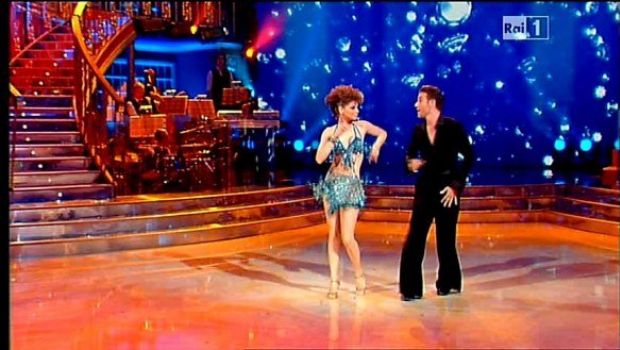 Ascolti Tv Sabato 16 aprile 2011: Ballando con le Stelle con la Amoroso prevale con 5 mln (24%), la Corrida con la Carrà risale e chiude oltre i 4 (19,5%). Verissimo sopra Le Amiche del Sabato, Chiambretti Night in replica chiude oltre il 19%