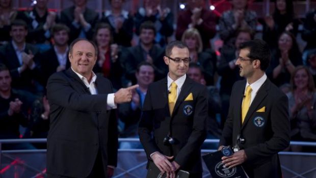 Ascolti Tv Giovedì 21 aprile 2011: Lo Show dei Record ancora leader con 5,2 mln (22,70%) supera Annozero (19,03%) e Un medico in Famiglia 7 (18,5%). Matrix con Brignano prevale su Porta a Porta (18% vs 11%)