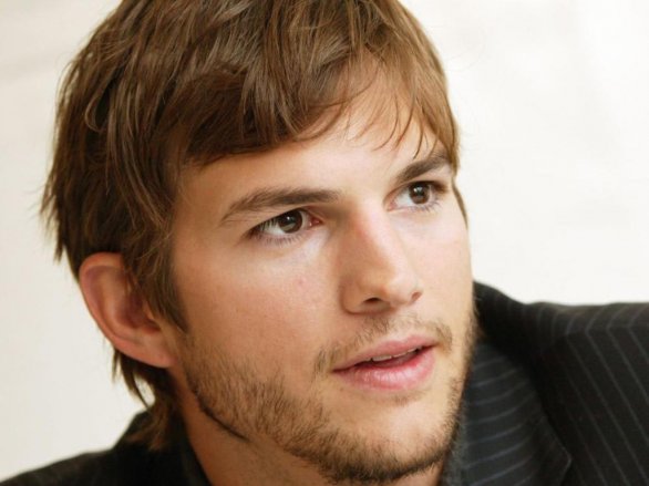 Ashton Kutcher in Due uomini e mezzo, al posto di Charlie Sheen