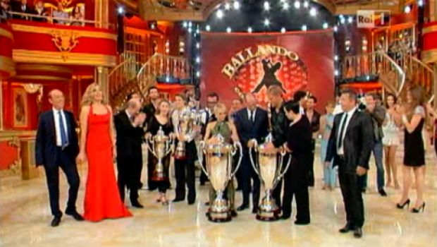 Ascolti Tv Sabato 30 aprile 2011: chiusura in trionfo per Ballando con le Stelle a 6,5 mln (32,45%), Karol un uomo diventato Papa al 12,48%. Bene Harry Potter e il Principe Mezzosangue al 12,03% e Verissimo speciale Royal Wedding oltre il 19%