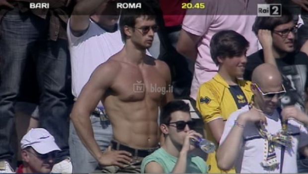 Quelli che il calcio: un “tartarugone” diventa re nudo per Simona Ventura