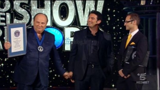 Auditel, Ascolti Tv 5 maggio 2011: Lo Show dei Record chiude con 5,5 mln (22,13%), Annozero a 5,1 mln (19,36%), Medico in Famiglia a 5 mln. Boom per Mattino Cinque II p. al 24,17%, Affari Tuoi supera Striscia, Matrix sopra Porta a Porta