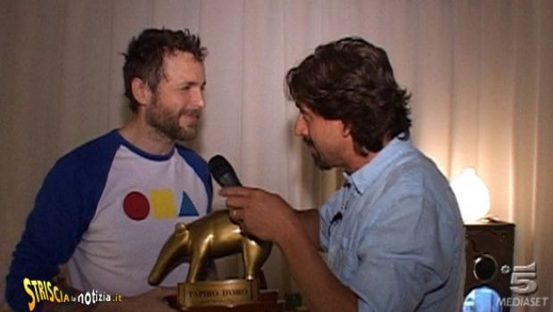 Striscia la Notizia: Tapiro d’Oro a Jovanotti. Botta e risposta tra lui e l’Happy Days fan club. E il Telefilm Festival gli rinnova l’invito a fare pace