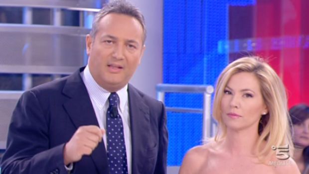 Federica Panicucci minaccia Claudio Brachino: “Allora chiamo Lucio”