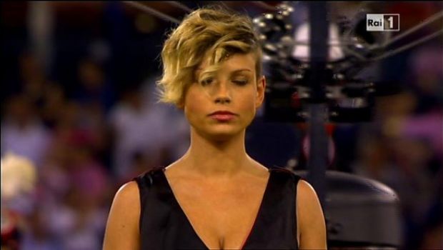 Emma Marrone canta l’Inno d’Italia alla finale di Tim Cup (foto)