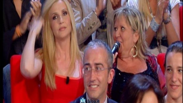 Ora ci vorrebbe un amico: Lorella Cuccarini gioca a fare la De Filippi e la Carrà con una regia migliore (ma solo quella)