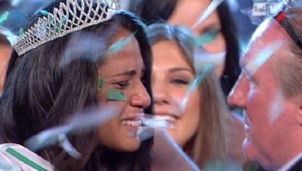 Ascolti Tv 4 luglio 2011 – Auditel: per Miss Italia nel Mondo 2011 Silvia Novais 3,4 mln (17,58%), Amore, bugie e calcetto a 3,1 (14,37%). Cala ancora Tamarreide (5,86%) superato da Lasko (12%) e Cobra 11 (11%). Molto bene Thirteen days (11%), In Onda com