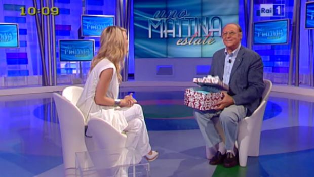 Renzo Arbore a Uno Mattina Estate: “Gli altri retribuiti, io qui gratis. La Rai è in crisi”