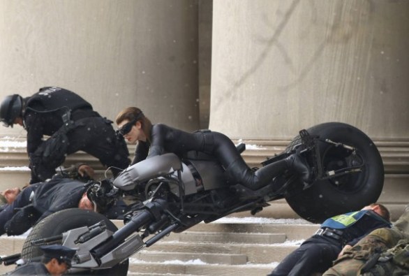 The Dark Knight Rises: foto dal set con Anne Hathaway protagonista