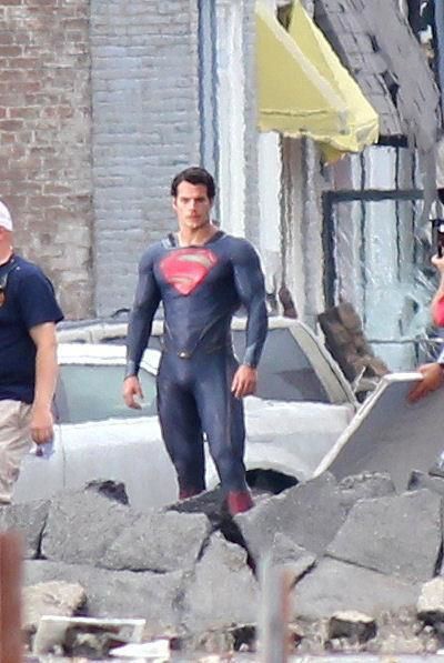 Superman: Man of Steel – nuove foto di Henry Cavill in costume sul set