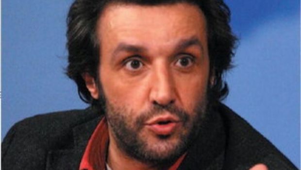 Flavio Insinna imperversa in tv (in replica), ma vuole allontanarsi per un po’