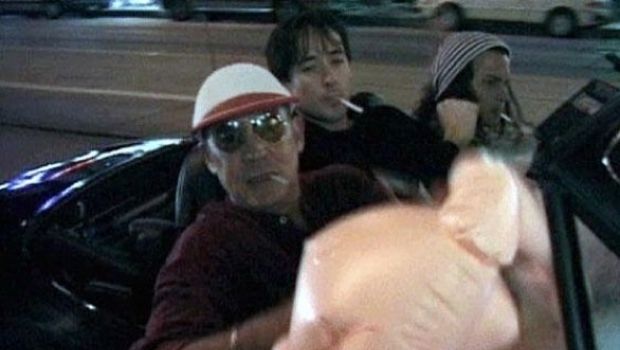 Indovinate gli attori e lo scrittore con la bambola gonfiabile