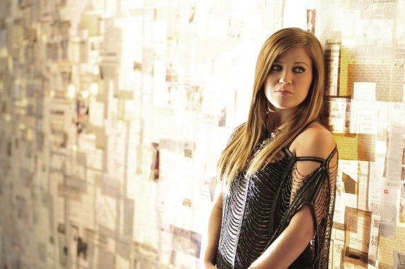 Kelly Clarkson “Mr. Know It All” (video)