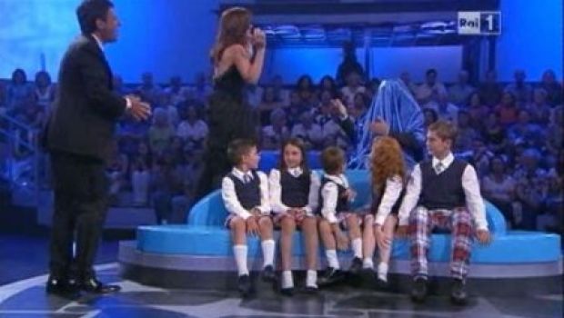 Vengo anch’io con Fabrizio Frizzi tocca il fondo: bambini in giuria o invasati dalle famiglie