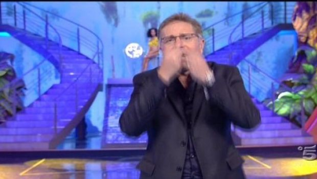 Ascolti Tv 10 settembre 2011: Ciao Darwin 6 (17.85%) chiude vincendo su Speciale Porta a Porta (9.80%). Molto bene Castle (11.44%) e The Good Wife (10.75%)