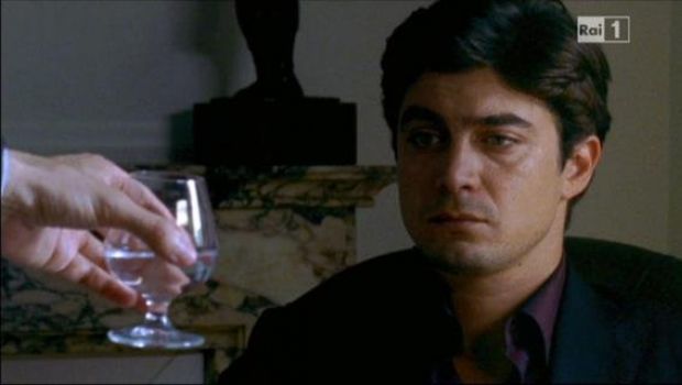 Il segreto dell’acqua: un poliziesco psicologico che rischia di annoiare, complice uno Scamarcio snob (per necessità o natura?)