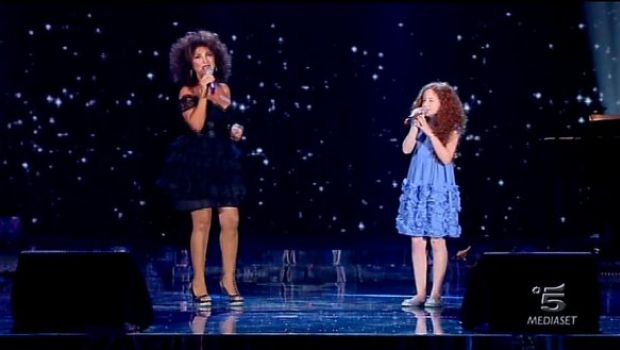 Io Canto 3 – Le dichiarazioni incoerenti di Gerry Scotti e i bambini che “giocano” agli adulti