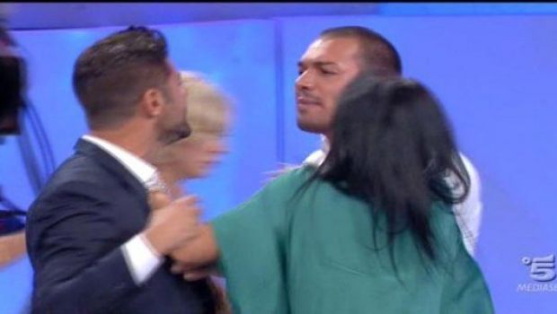 Uomini e donne, coppie scoppiate e liti sedate