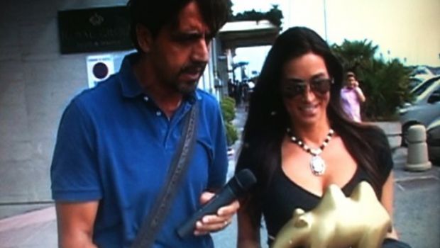 Striscia la notizia parte col botto: tapiro cammellato a Manuela Arcuri per le intercettazioni tra Berlusconi e Tarantini