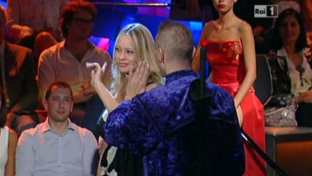 Me lo dicono tutti – Anna Falchi lascia lo studio. <del datetime=