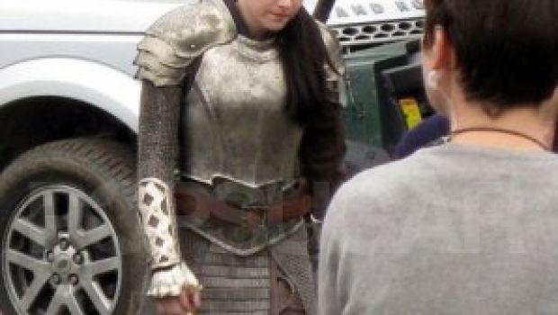 Kristen Stewart: foto in armatura sul set di Snow White and the Huntsman