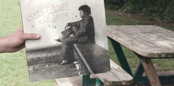 Copertine di album famosi sovrapposte ad ambienti reali