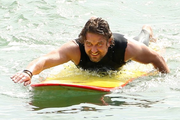 Gerard Butler surfista sul set di Of Men and Mavericks. A voi le foto…