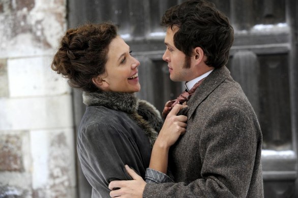 Roma 2011: le foto ufficiali e le locandine internazionali di Hysteria – Hugh Dancy, Maggie Gyllenhaal e il vibratore