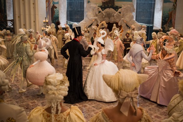 Nuove immagini della Biancaneve di Tarsem Singh – Lily Collins e Julia Roberts al ballo in maschera