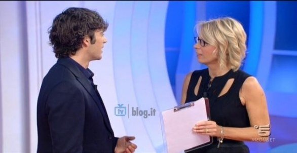 Ascolti Tv Sabato 22 ottobre 2011: 5,010 mln (23.44%) per C’è Posta per Te, 4,416 (19.20%) per Ti Lascio una Canzone. Cambio di gioco a 2,474 mln (9.94%)