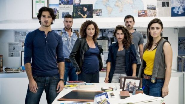 Squadra antimafia 4, la morte di (spoiler) per Sandrone Dazieri “è uno scherzo” (ma gli indizi dicono altro)