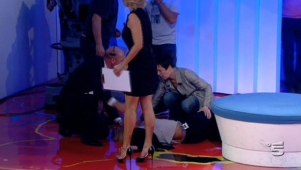 C’è posta per te: svenimento in studio. Madre e figlia peggiorano le cose in tv