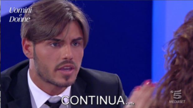 Fabri Fibra contro Uomini e Donne: “Meglio chi è cresciuto con Happy Days”