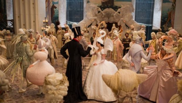 Nuove immagini della Biancaneve di Tarsem Singh – Lily Collins e Julia Roberts al ballo in maschera
