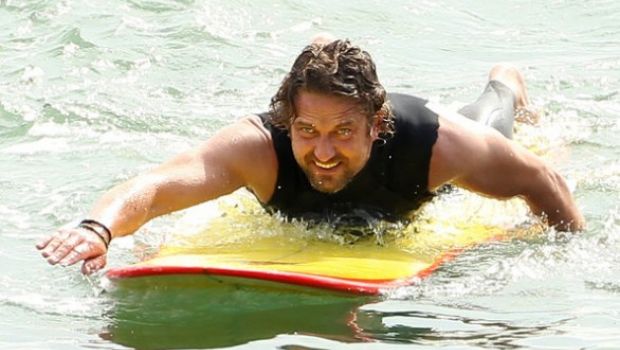 Gerard Butler surfista sul set di Of Men and Mavericks. A voi le foto…