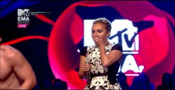 Uomo nudo sul palco degli MTV Ema 2011 a Belfast