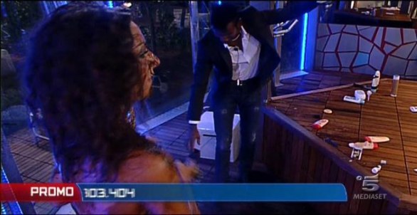 Grande Fratello 12: doccia sexy Luca di Tolla e Enrica Saraniti