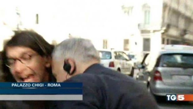 Tg5: Fabrizio Summonte aggredisce Paolini in diretta dopo l’ennesima incursione