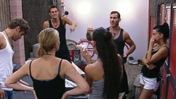 Grande Fratello 12: Filippo litiga pesantemente con Mirko che vuole andarsene. La Casa si divide in due fazioni