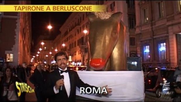 Striscia la notizia ed il Tapiro d’oro a Silvio Berlusconi