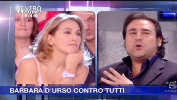 Domenica Cinque e l’Uno contro tutti dimezzato con Barbara d’Urso che risponde alla Carlucci sul caso Baila