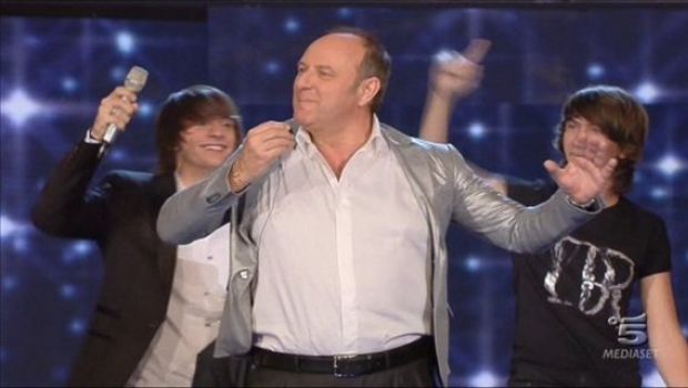 Io Canto 3, la finale. Vince Arianna Cleri. Scotti “imita” la gag di Fiorello coi Coldplay (“ragazzi, voi costate meno e siete più bravi”). Premio Fondazione Q ad Arianna Cleri, della giuria ad Alessandro Casillo