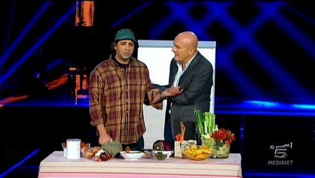 Ascolti Tv venerdì 2 dicembre 2011: 5,607 mln (22.42%) per Resto umile world show, 4,697 (18.85%) per I Migliori Anni, 2,501 (9%) per Italialand