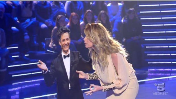 Grande Fratello 12: la settima puntata di lunedì 5 dicembre 2011. Marcuzzi: “Non mi guarda neanche mia nonna”. In studio il cartonato di Fiorello. Eliminata Sofia. Copiati Amici e La Pupa