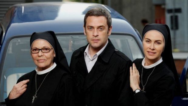 Ascolti Tv giovedì 22 dicembre 2011: Che Dio ci aiuti 5,717 mln (20.26%) e 5,265 (20.92%), Io Canto Christmas 3,691 (16.98%), Il capo dei capi 2,019 (7.66%)